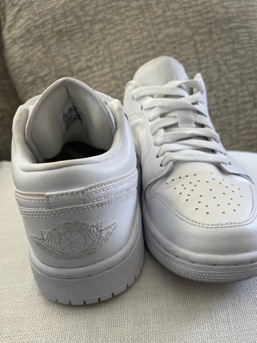 Jordan Men’s White Low-Top Sneakers zise 7.5